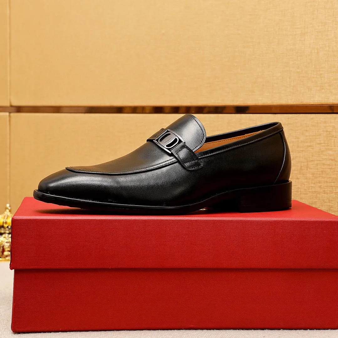 Men's shoes💰480💰 Product trademark: Ferragamo "Ferragamo" casual leather shoes Regular size: 38-44 (custom-made for 45🉑️) Product materials: Selected imported first-layer calfskin upper + original hardware buckle, imported water-dyed cowhide leather lining. Strong three-dimensional visual effect, combined outsole Color: 1⃣️color optional
